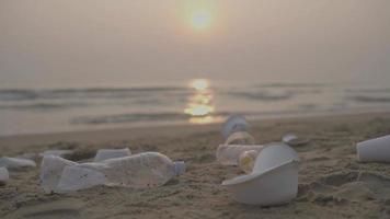 spiaggia nel il mattina con oceano spazzatura scena video