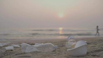 plage dans le Matin avec océan des ordures scène video