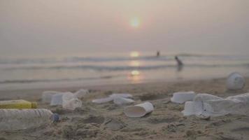 strand in de ochtend- met oceaan vuilnis tafereel video