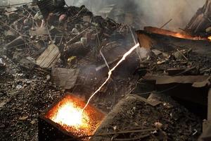 explosión horno - torrencial fundido acero en fundición a demra, dhaka, bangladesh foto