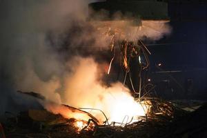 desde metal chatarra a hierro y hierro varilla haciendo acero fábrica a demra, dhaka, bangladesh foto