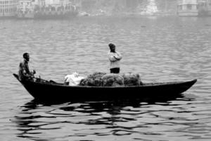 Bangladesh enero 06, 2014 barqueros llevar pasajeros en brumoso invierno tarde en río buriganga. foto