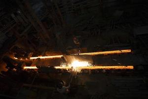 trabajadores son trabajando dentro un acero molino, demra, dhaka, bangladesh foto