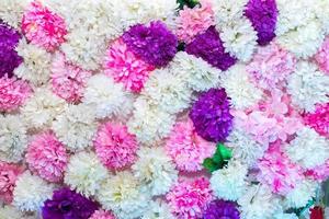 rosado y blanco artificial papel flor antecedentes. el plastico artificial flor. Boda decoración. foto