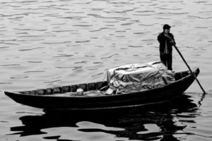 Bangladesh enero 06, 2014 barqueros llevar pasajeros en brumoso invierno tarde en río buriganga. foto