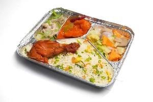 el comida más cálido aluminio frustrar rectangular desechable paquete o empaquetar almuerzo caja. tailandés y chino estilo comida tomar lejos entrega. 450ml 3 partes frustrar envase almuerzo comida caja. foto