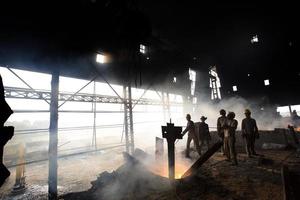 Bangladesh mayo 19, 2015 explosión horno en el fundir acero obras, arriesgado trabajadores en acero fa foto