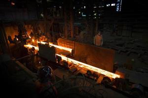 Bangladesh mayo 19, 2015 trabajadores son trabajando dentro un acero molino, demra, dhaka, Bangladesh foto