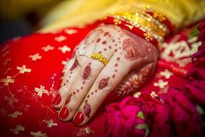 un de la novia mano lleno de oro adornos indio boda. foto