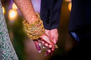 Boda día, el novia y novio caminando mano en mano. occidental boda. foto