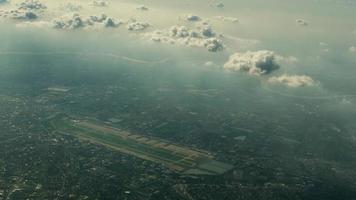 nuvens e a cidade a partir de a avião janela, pov. mosca Alto acima a terra video