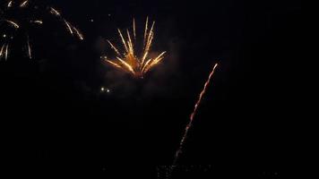 Schüsse von schön Feuerwerk im das Nacht Himmel zum ein festlich Fall. Veranstaltung Feier. Neu Jahr oder Weihnachten. video