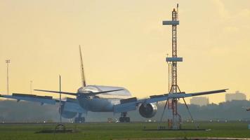 Ámsterdam, el Países Bajos julio 25, 2017 - chorro vías respiratorias boeing 777 Vermont jeq aterrizaje a pista 06 kaagbaan a amanecer, lento movimiento. barco aeropuerto, Ámsterdam, Holanda video