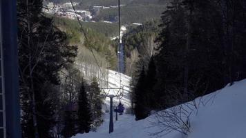 Wintergebirgspanorama mit Skipisten und Skiliften in der Nähe des Erholungsortes Belokuricha, Altai video