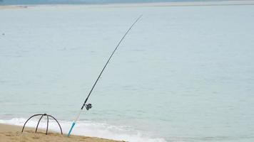 a vara de pescar na praia pela manhã video