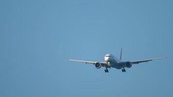 phuket, thailand 30. november 2019 - königlicher flug boeing 777 nähert sich über dem ozean, bevor er am flughafen phuket landet video