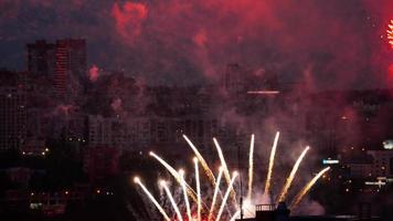 fuegos artificiales estallando sobre la ciudad de novosibirsk, cumpleaños número 126 de la ciudad video