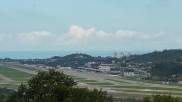 lasso di tempo a il aeroporto. panoramico Visualizza di il aeroporto. aereo su il pista di decollo, decolli e atterraggi, rullaggio video