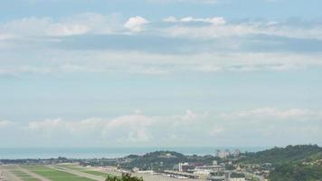 lasso di tempo a il aeroporto. aereo su il pista di decollo, decolli e atterraggi, rullaggio. nuvoloso cielo al di sopra di il campo di aviazione video