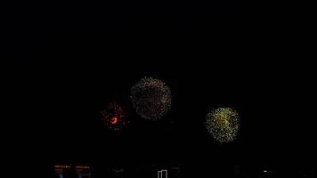 grande fuochi d'artificio di diverso colori. luminosa multicolore fuochi d'artificio luci su il sfondo di il notte cielo. celebrazione nel il città video
