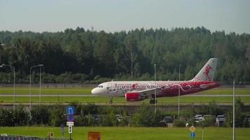 heilige petersburg, Rusland juli 26, 2022 - reclame vliegtuig luchtbus a319 111, vq bcp van rossiya sport- kleurstelling ritten Aan de taxi weg Bij pulkovo luchthaven. toerisme en reizen concept video