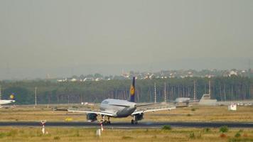 frankfurt am main, alemania 20 de julio de 2017 - lufthansa airbus a319 d aili aterrizaje. fraport, frankfurt, alemania video