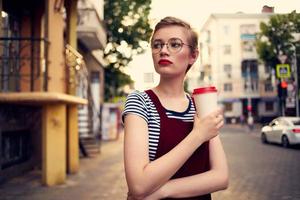 mujer con corto pelo al aire libre caminar ocio foto