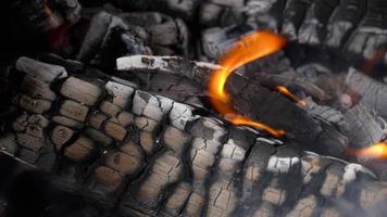 flammes brûlantes sur un barbecue au charbon de bois au ralenti video