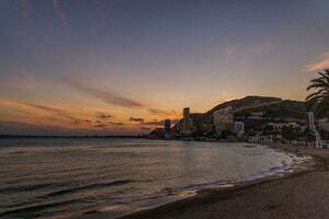 pintoresco puesta de sol en el playa en el Español ciudad de alicante foto