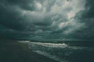 amplio playa en el báltico mar en Polonia en un verano nublado gris frío día foto
