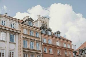 antiguo histórico vivienda casas en contra el azul cielo en el antiguo pueblo cuadrado en varsovia, Polonia foto