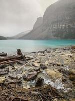 morena lago, banff nacional parque en Alberta en un lluvioso día foto