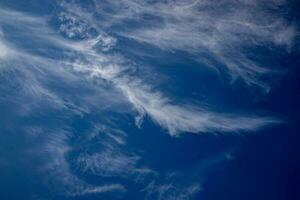 azul cielo con blanco tenue nubes en el antecedentes foto