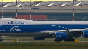 Moscou, russe fédération juillet 30, 2021 - cargaison transporteur Boeing 747 de pont aériencargaison roulage à sheremetievo aéroport, côté voir. cargaison énorme double plate-forme avion sur le taxiway video