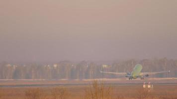 Novossibirsk, russe fédération juin 17, 2020 - Airbus a320 de s7 compagnies aériennes Départ de tolmachevo international aéroport, Novossibirsk. avion de ligne décollage video