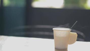 caliente café dentro un papel taza . bebida Fresco café en el Mañana a hogar. video
