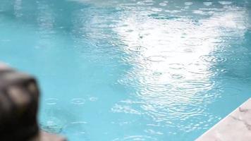 gocce di pioggia caduta in un' blu piscina video