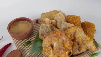 gorengan o frito comida es uno tipo de popular bocadillo en Indonesia video