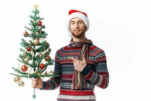 alegre hombre en un Papa Noel sombrero Navidad decoraciones fiesta nuevo año aislado antecedentes foto