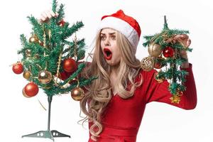 mujer vistiendo Papa Noel sombrero fiesta decoración regalos divertido foto