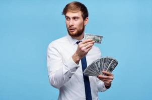 negocio hombre en camisa con Corbata dinero Finanzas otoño antecedentes recortado ver foto