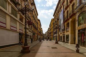 interesante urbano paisaje con estrecho calles en el Español ciudad de zaragoza en un primavera día foto