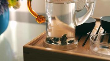 elit kinesisk vit te är bryggt i en glas tekanna video