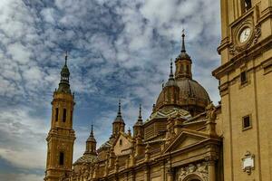 paisaje nuestra señora del pilar catedral basílica en contra el cielo foto