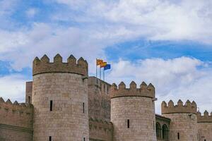 europeo Unión y Aragón España banderas en contra el cielo en un Roca histórico castillo foto