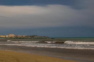 calma playa paisaje en alicante España en un nublado día foto