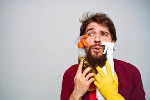 alegre hombre con detergente en manos representación de servicios recortado ver de cerca foto