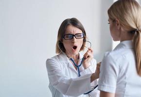 profesional médico mujer con estetoscopio y latido del corazón salud paciente ligero antecedentes foto