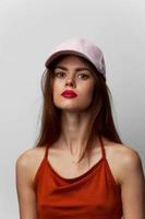 mujer con un gorra Mira adelante recortado ver de el modelo en su cabeza rojo labios foto