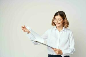 alegre mujer gerente en blanco camisa documentos trabajo profesional foto